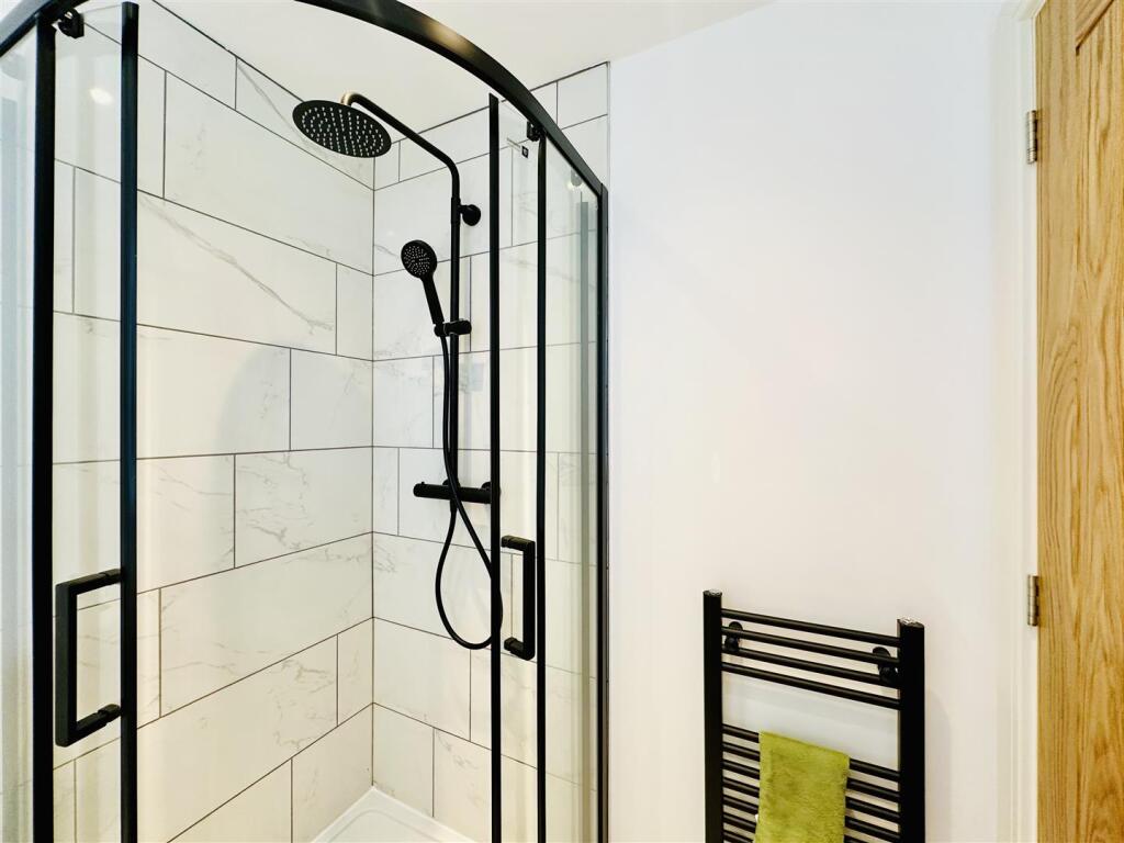 En suite to Bedroom 2