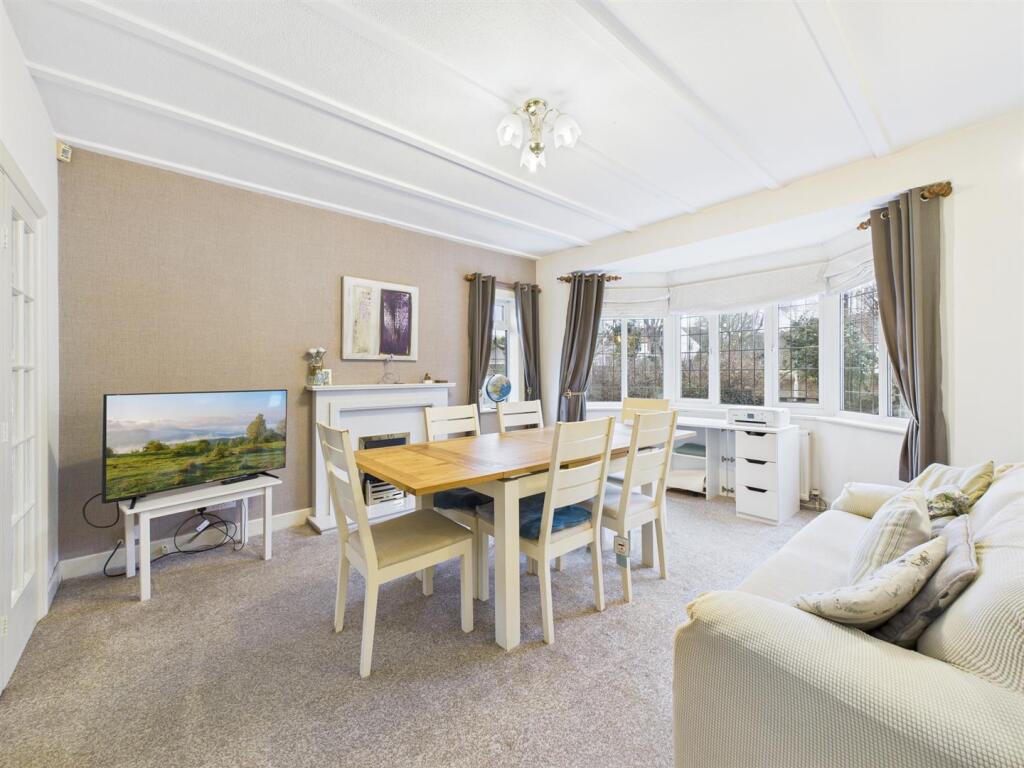 Dining room: