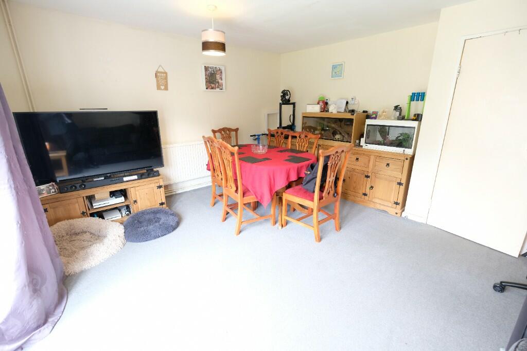 SITTING/DINING ROOM