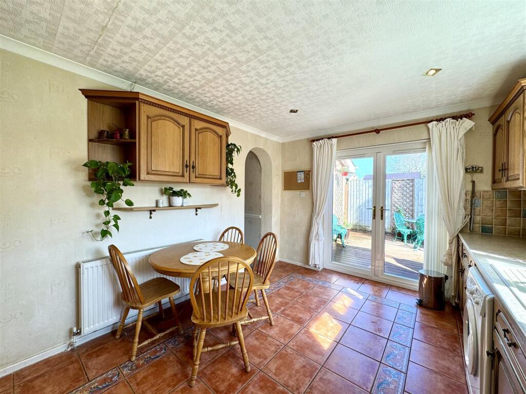 KITCHEN/BREAKFAST ROOM