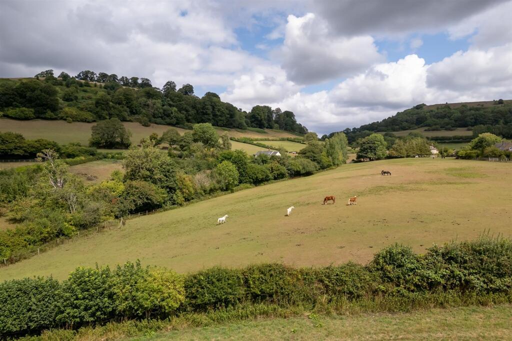 95 - Rockstowes Hill - GL11 5AF - Web.jpg