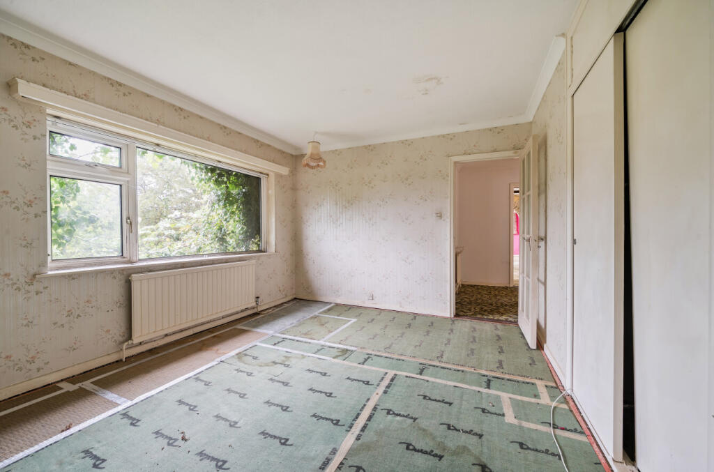 1374896-18-6904ac...