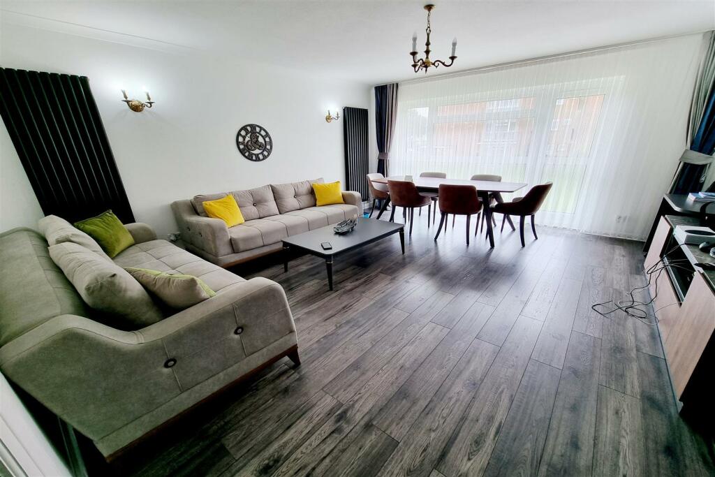 SPACIOUS RECEPTION ROOM: