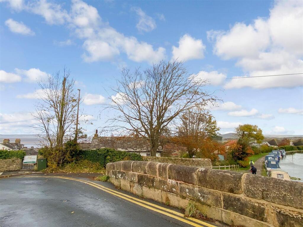 This apartment has a superb location close to the canal