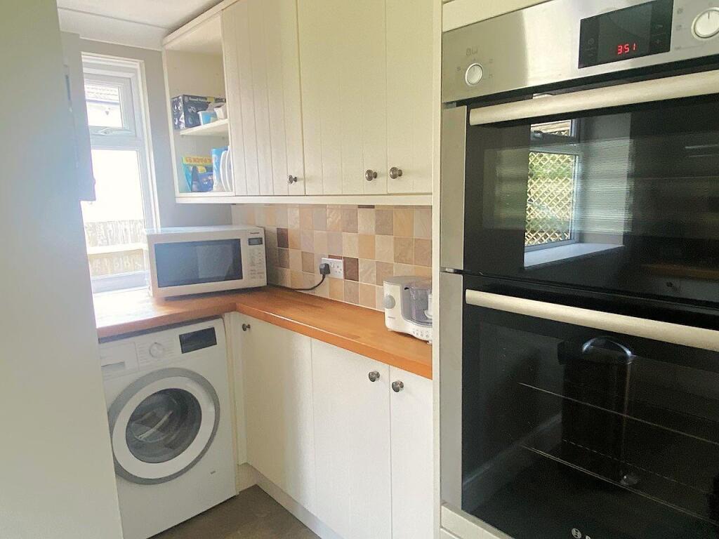 27 De la Warr Road - Kitchen3.jpg