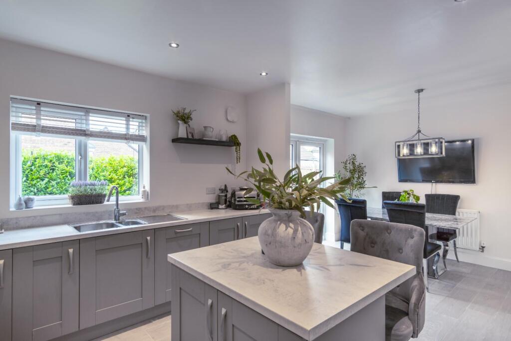 FAMILY DINING KITCHEN