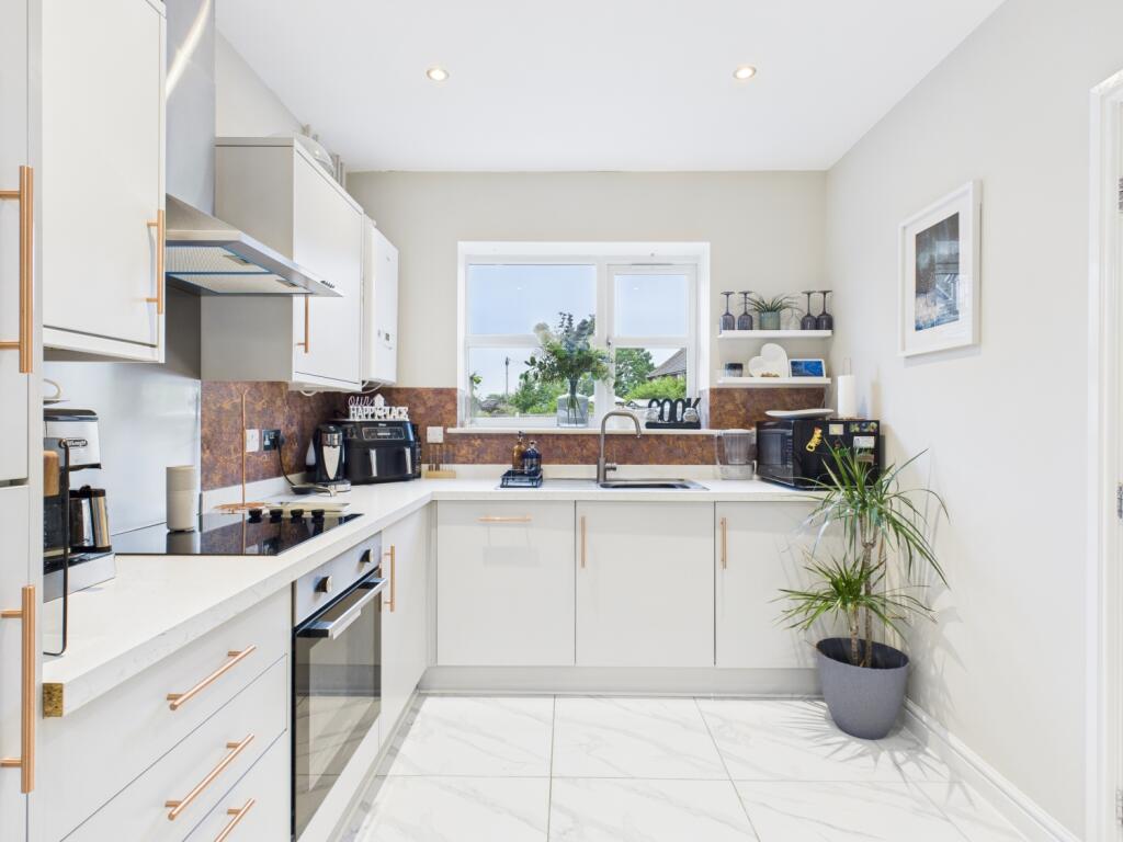 CAM03729G0-PR0075-STILL024