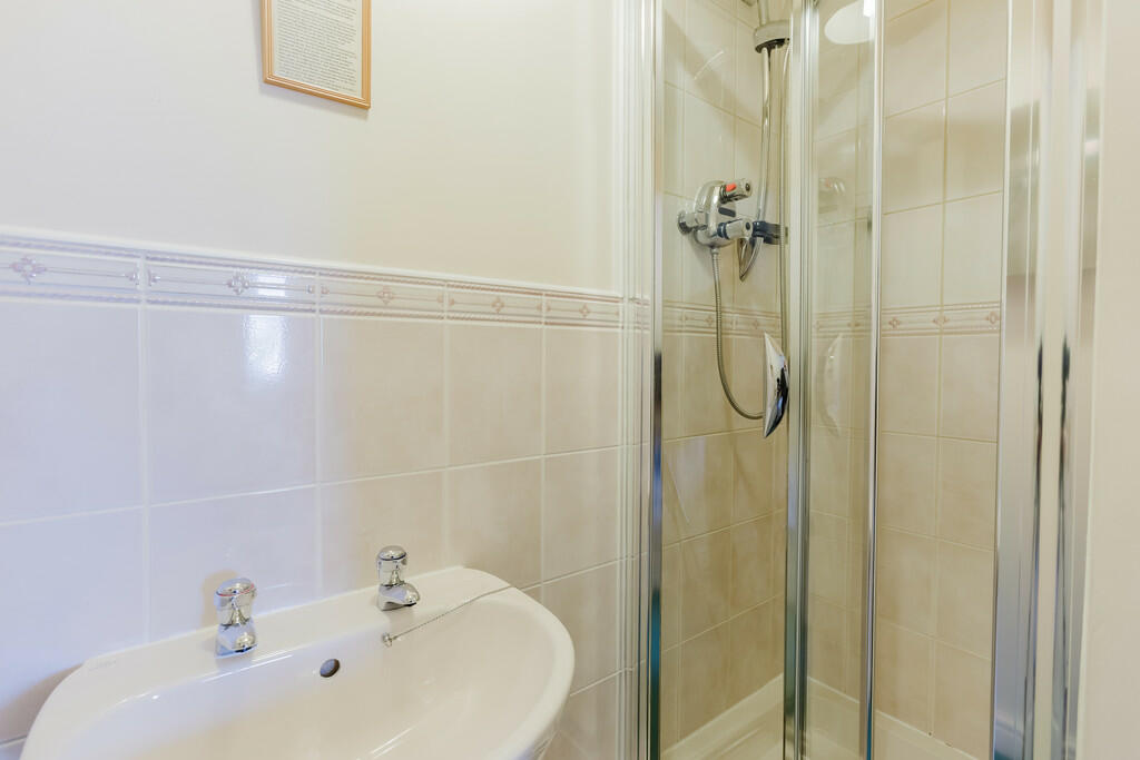 En-suite shower r...
