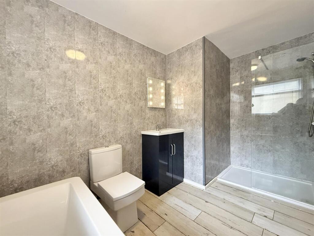 Family Bathroom_.jpg