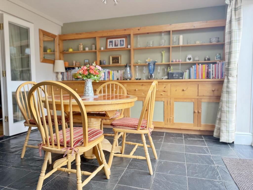 breakfast room