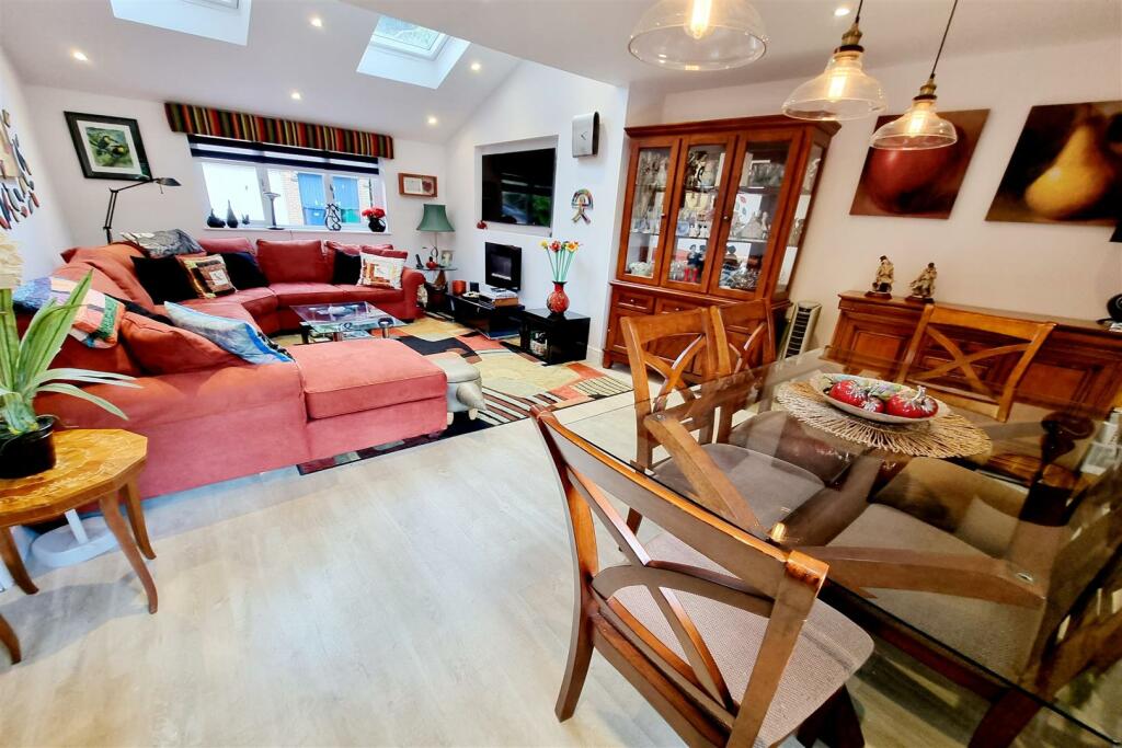 RECEPTION ROOM 1: PIC. 2