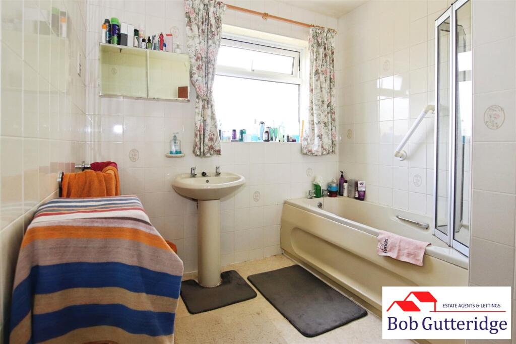 FIRST FLOOR BATHROOM