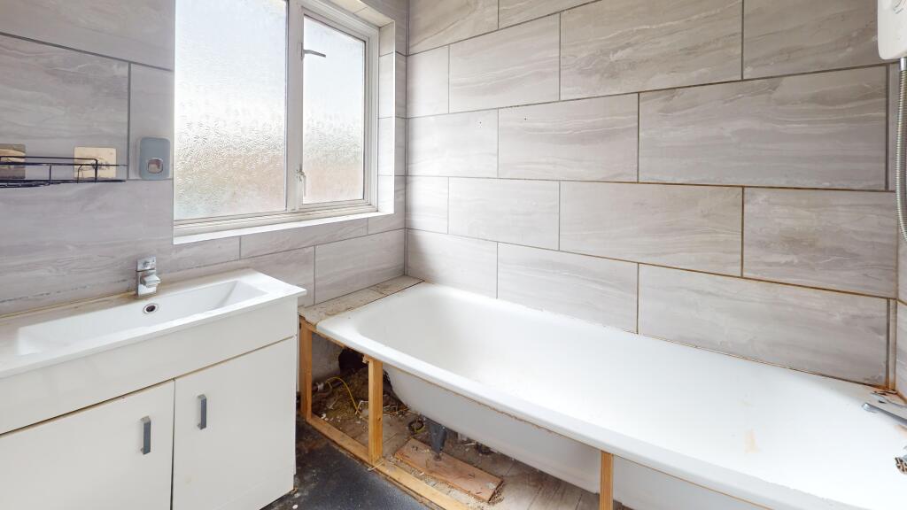 25 Pirbright Crescent, New Addington, Croydon, CR0 0RT