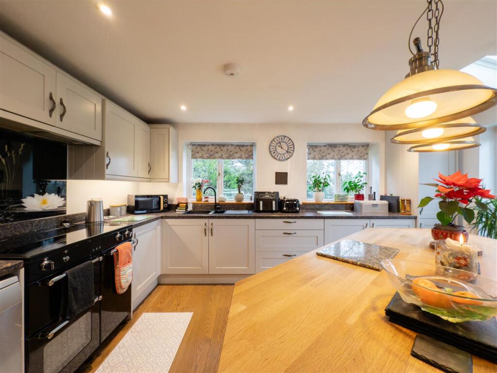 Kitchen 1.jpg