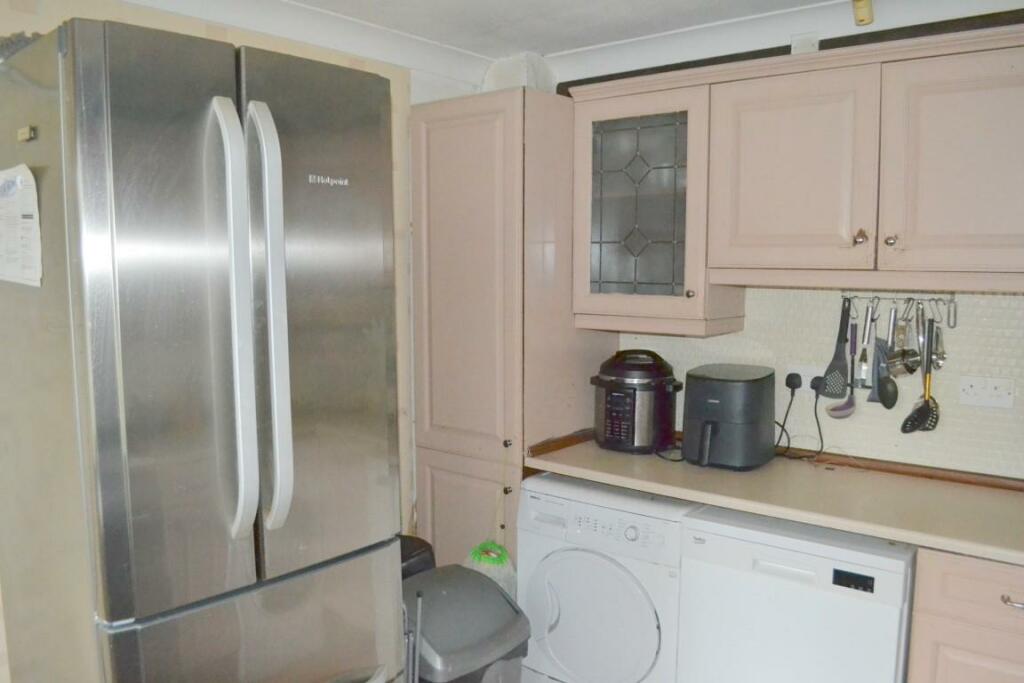 Kitchen 2 (Medium).JPG