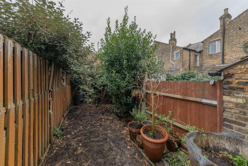 Lawton Road, E10