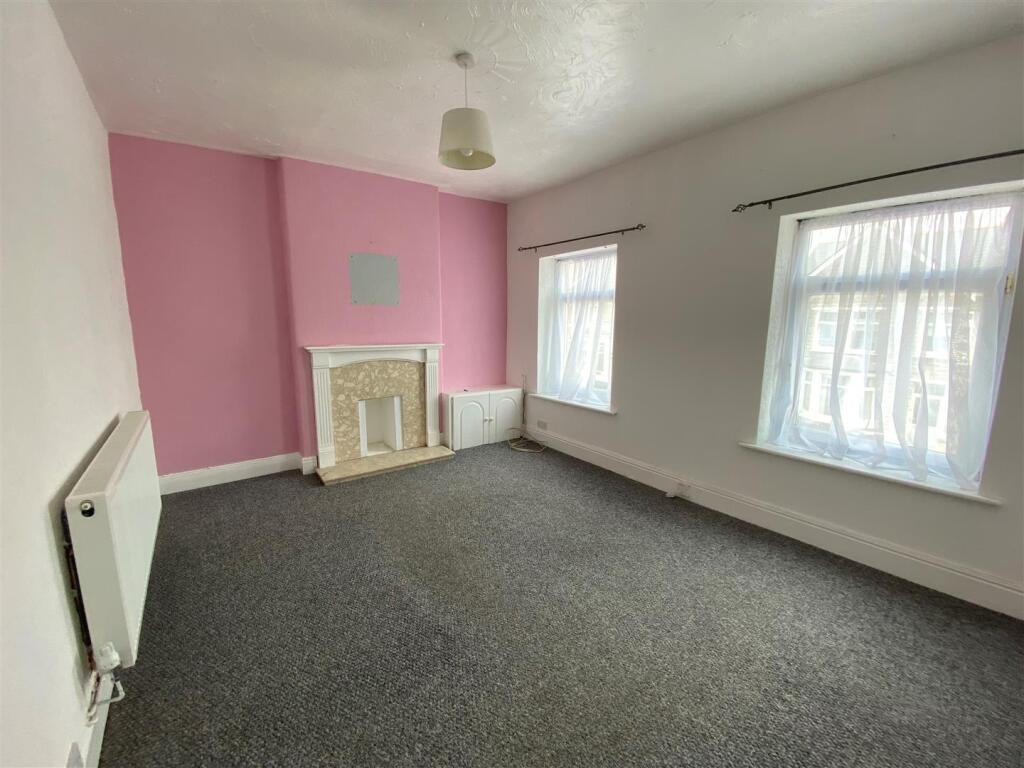 6 Newlands Street - living room 2.jpg