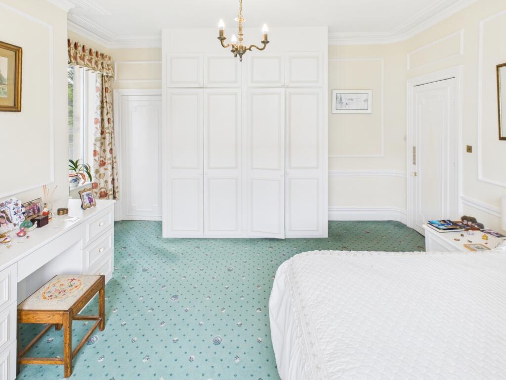 CAM04233G0-PR0042-STILL012