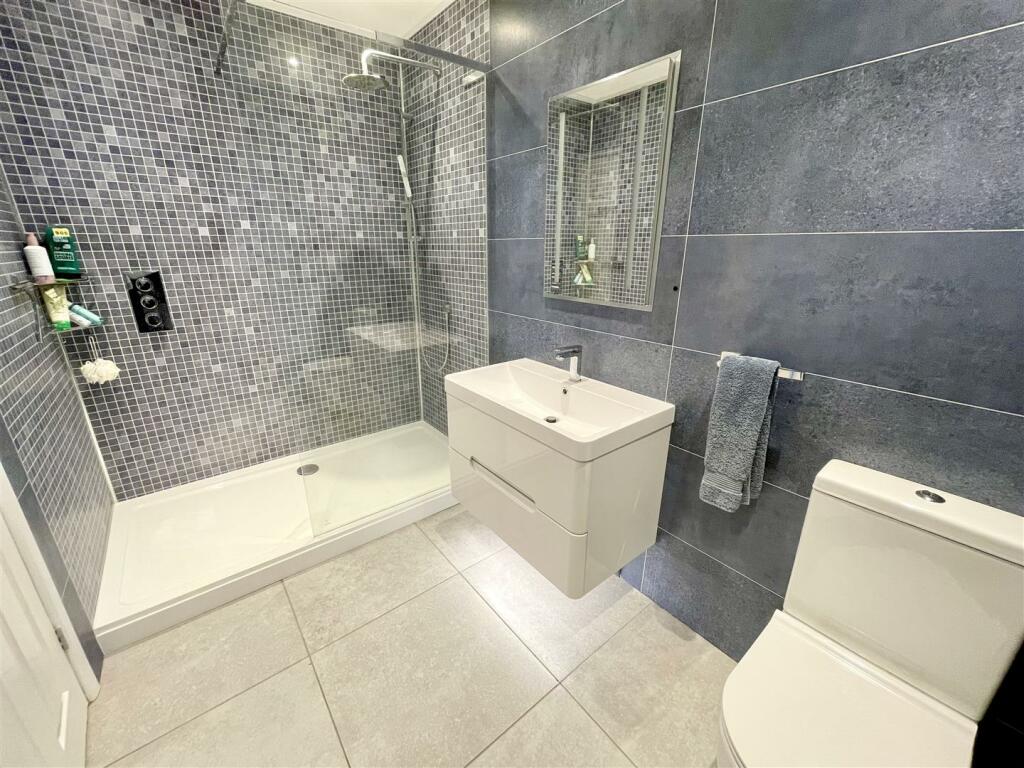 10. shower rm.jpg