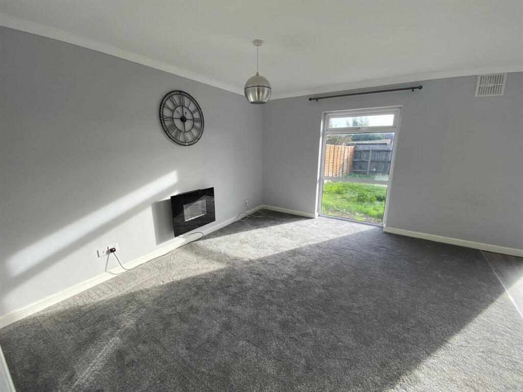 SITTING ROOM:
