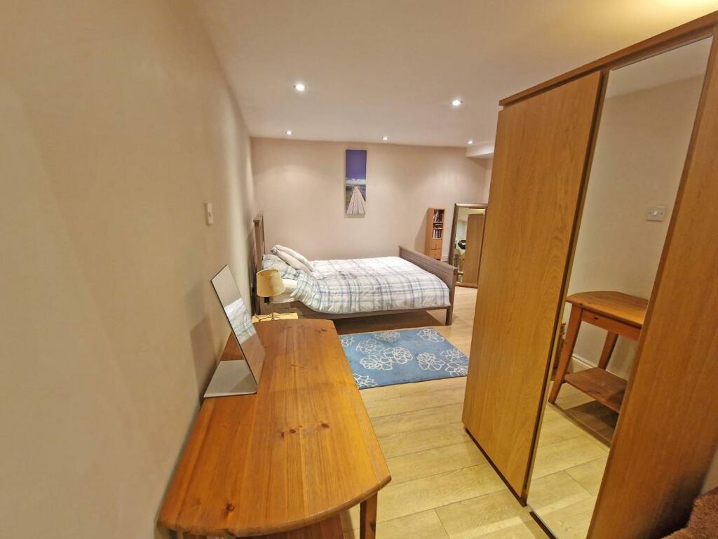 Guest Bedroom2.jpg