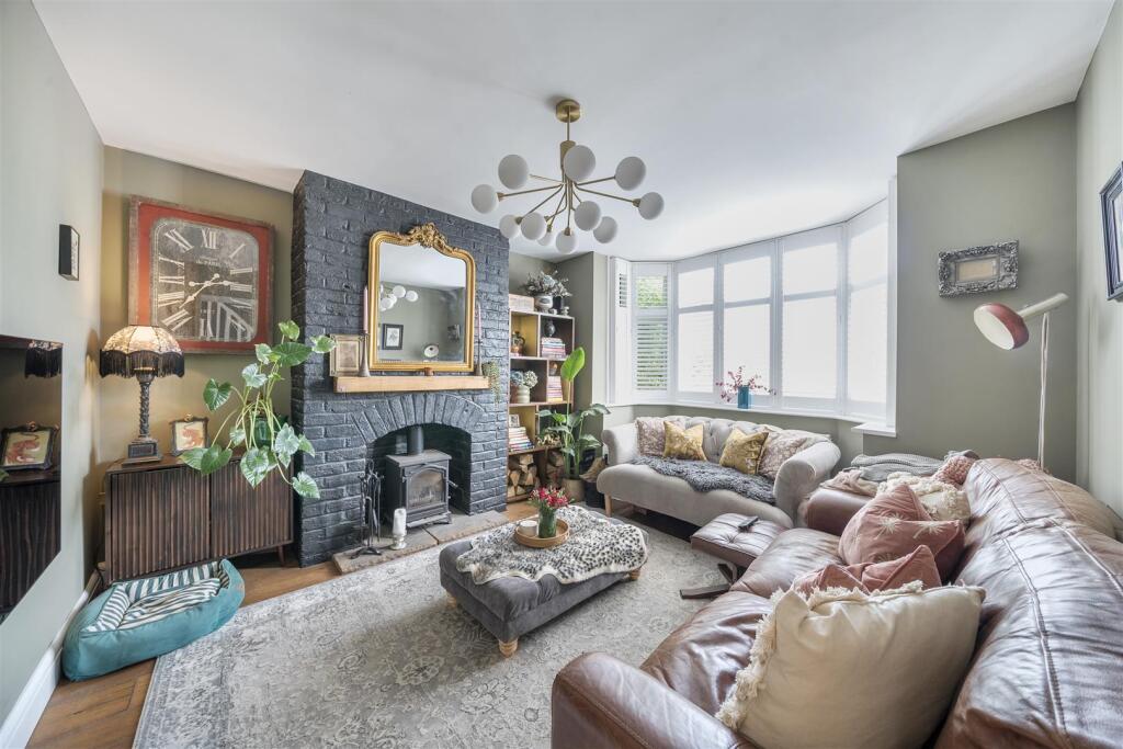 Oakleigh Drive - Lounge.jpg