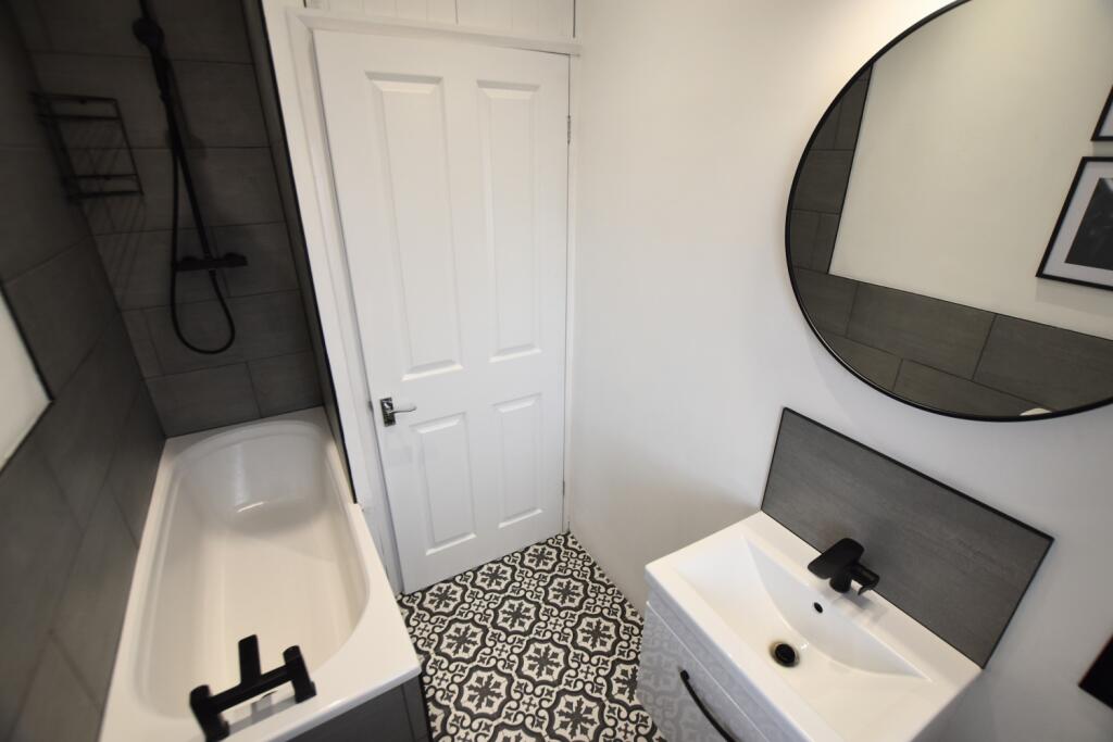 38 Mill Street bathroom 2