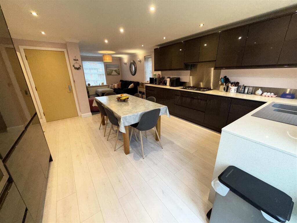 KITCHEN/ DINER/ FAMILY ROOM