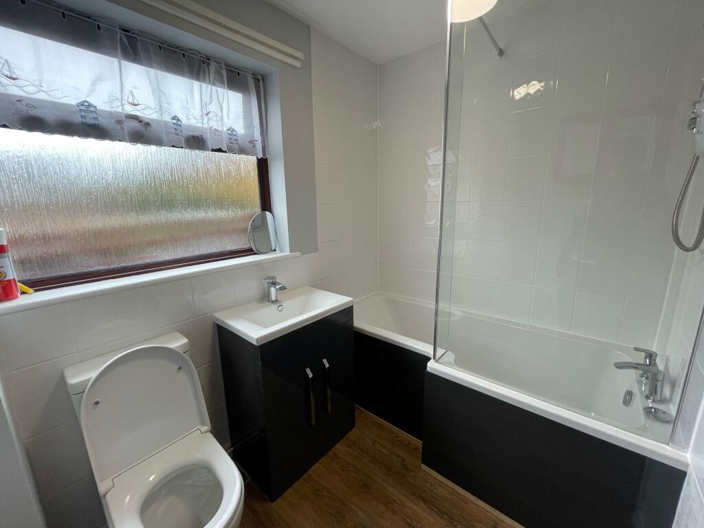 43 Carlton - Bathroo