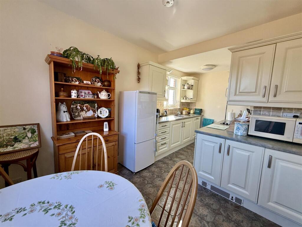 Kitchen/Dining Room:
