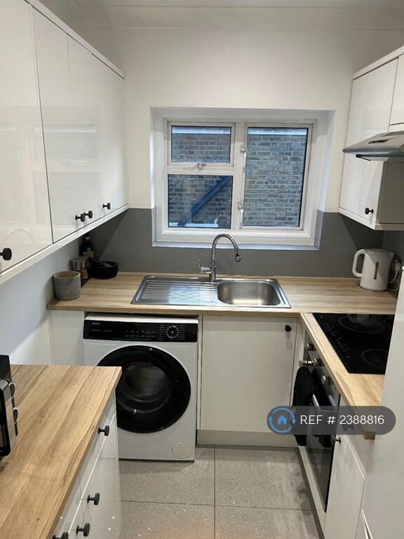 Fully Fitted Kitchen With All Mod Cons