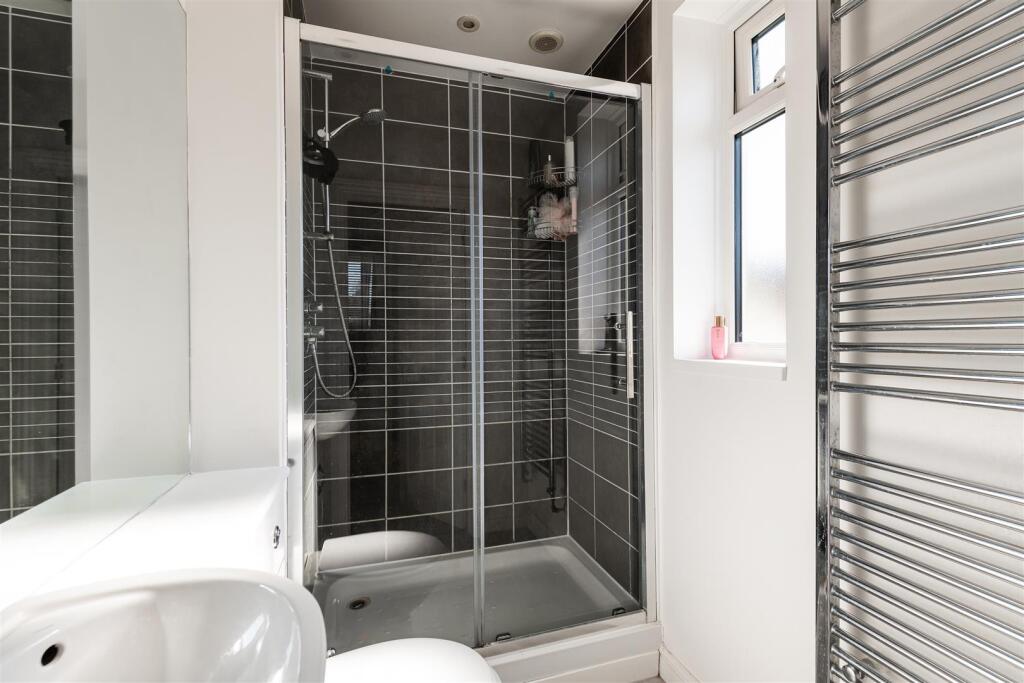 21 Springvale bedroom1 ensuite.jpg