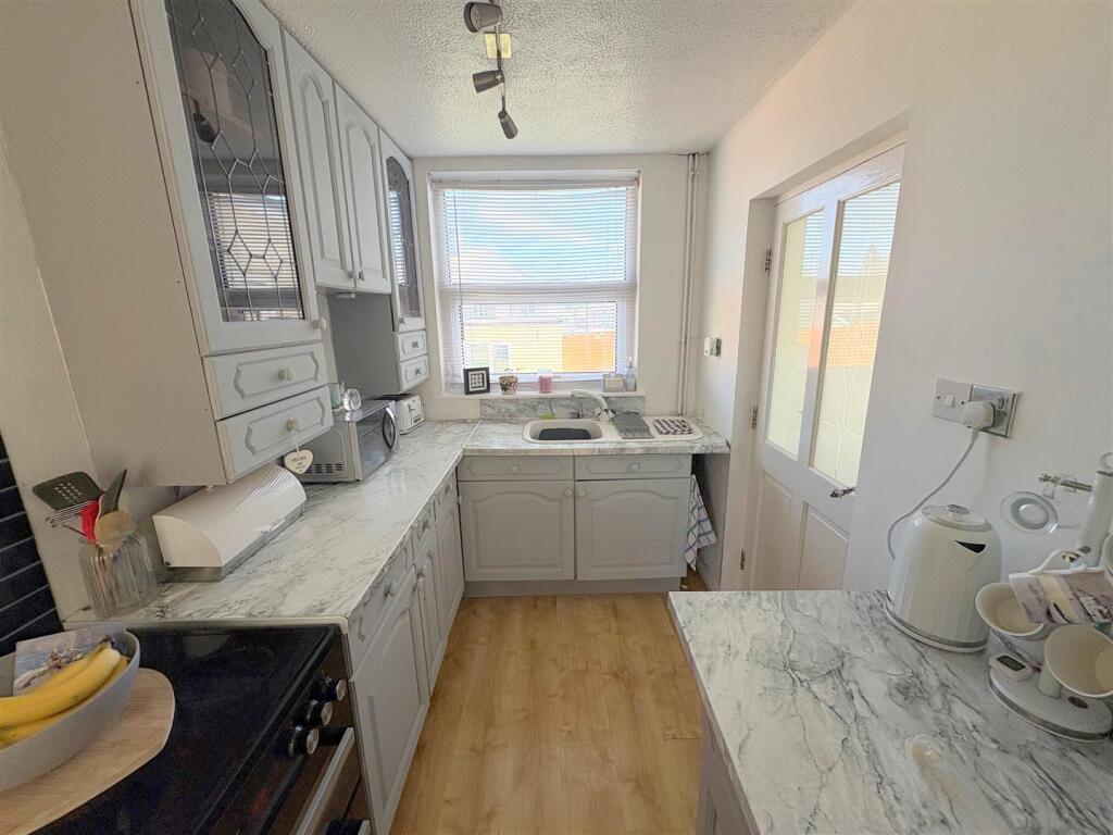 Kitchen b.jpg