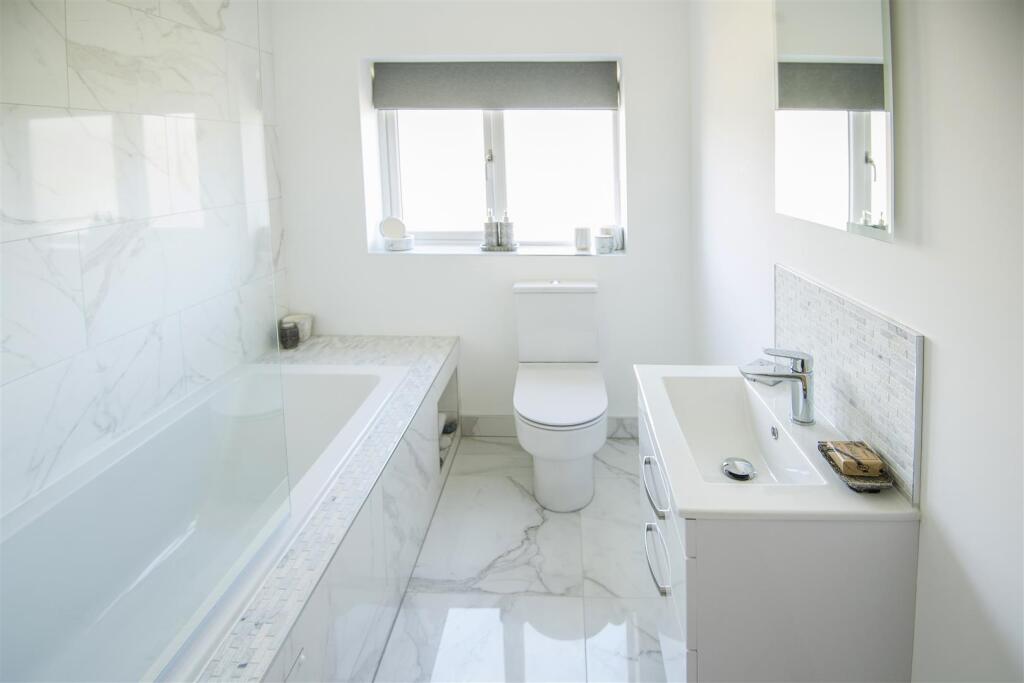 8 - Bathroom.jpg
