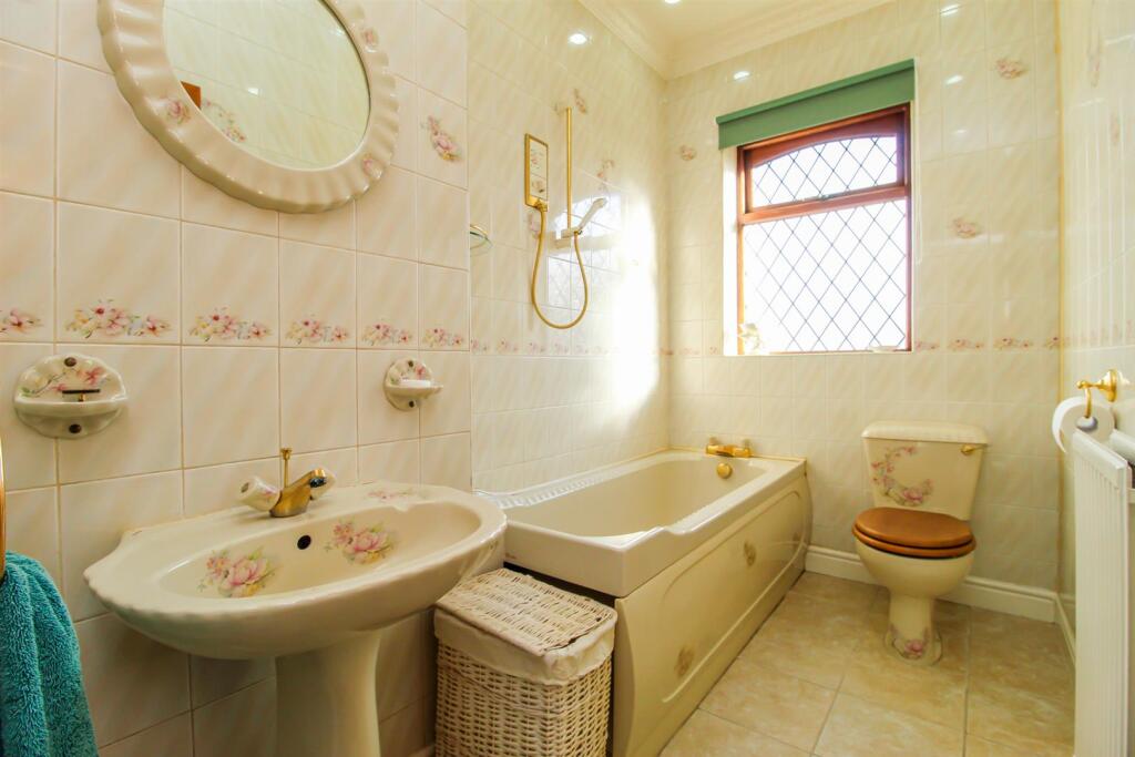 BATHROOM/W.C.