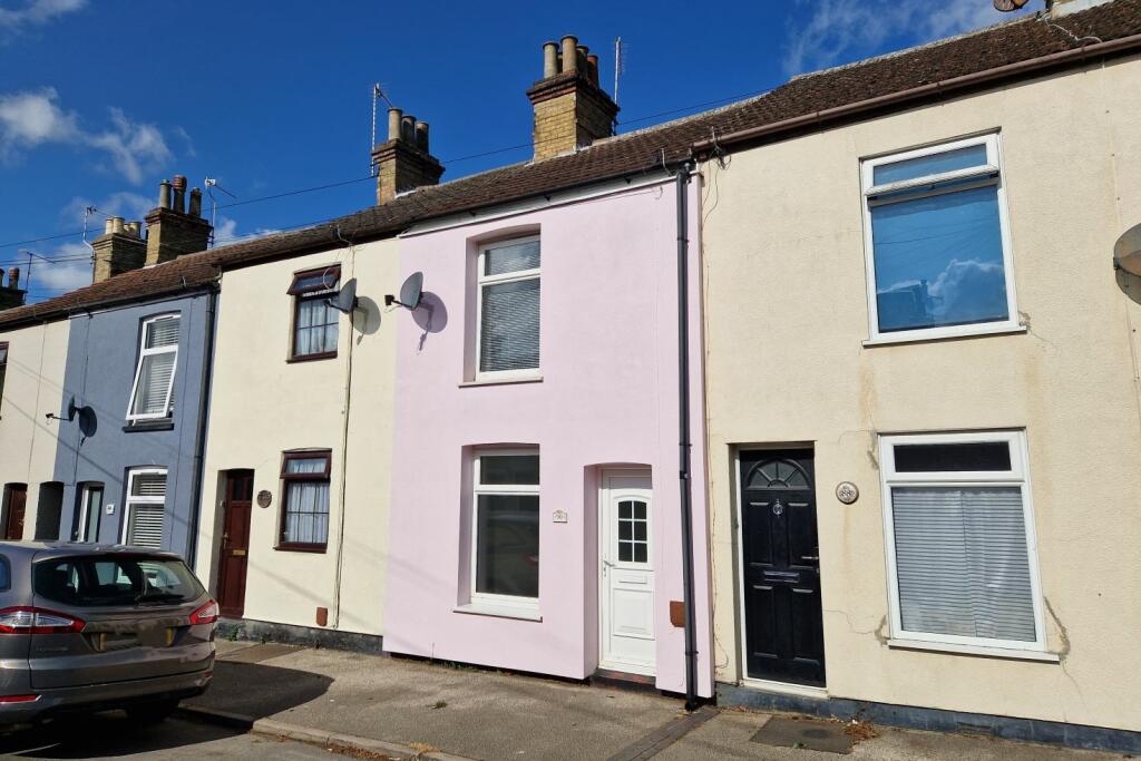 LOVELY TWO BED TERRACE IN PAKEFIELD