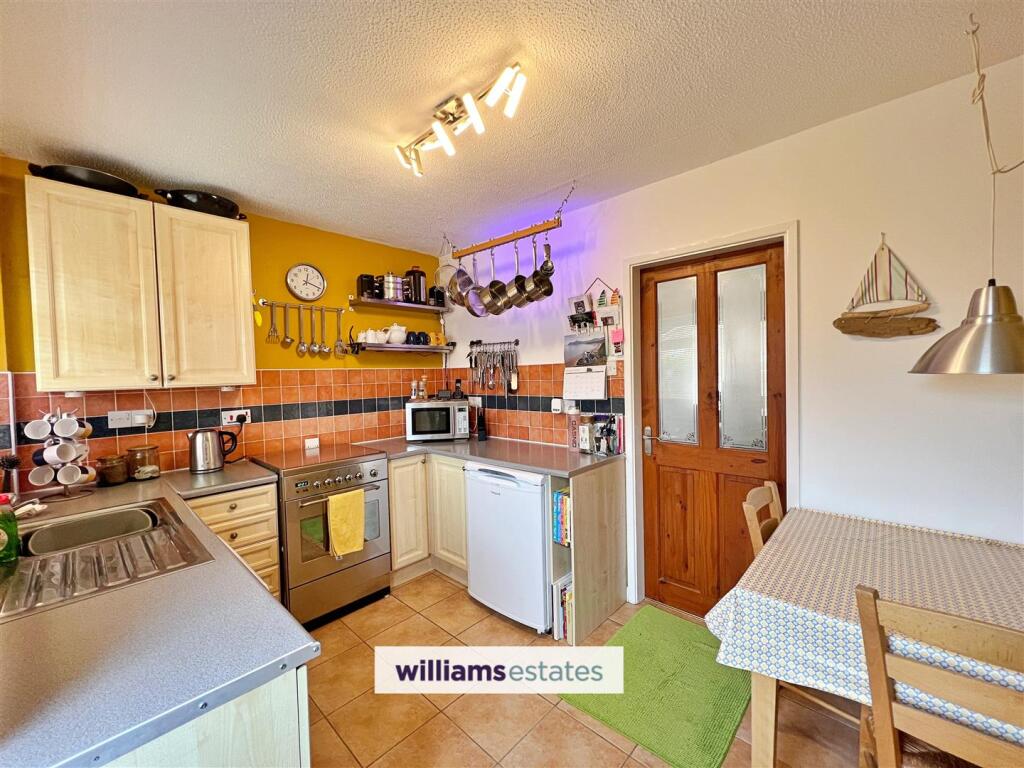 Kitchen/ Breakfast Room