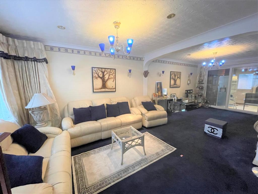 Lounge 1.jpg