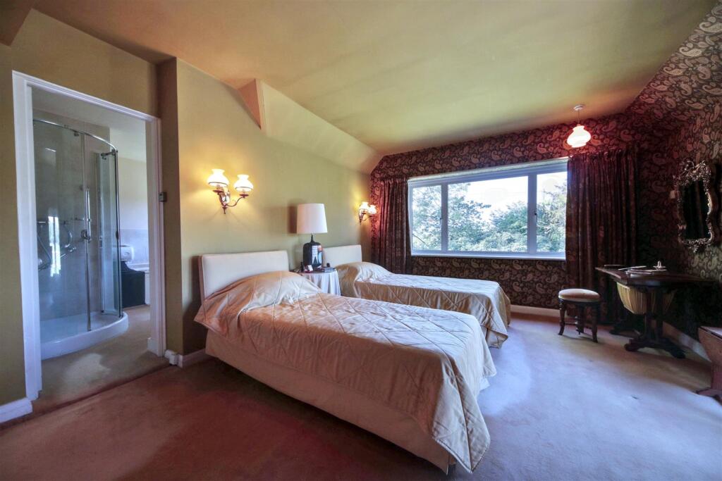 Master Bedroom (1).jpg