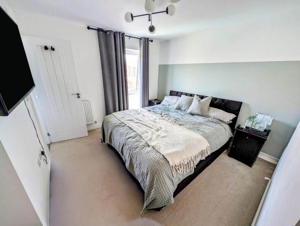 170 Dowsell Way bed 1.jpg