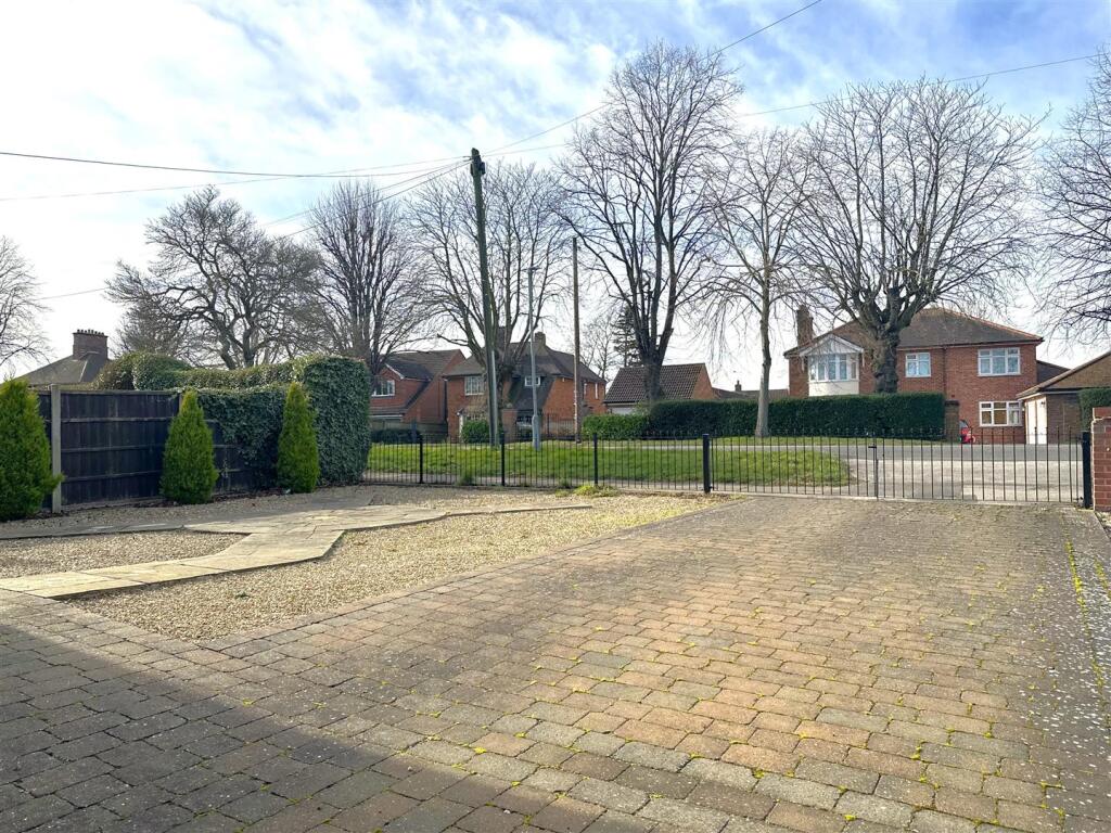Extensive Block Paved Driveway 811
