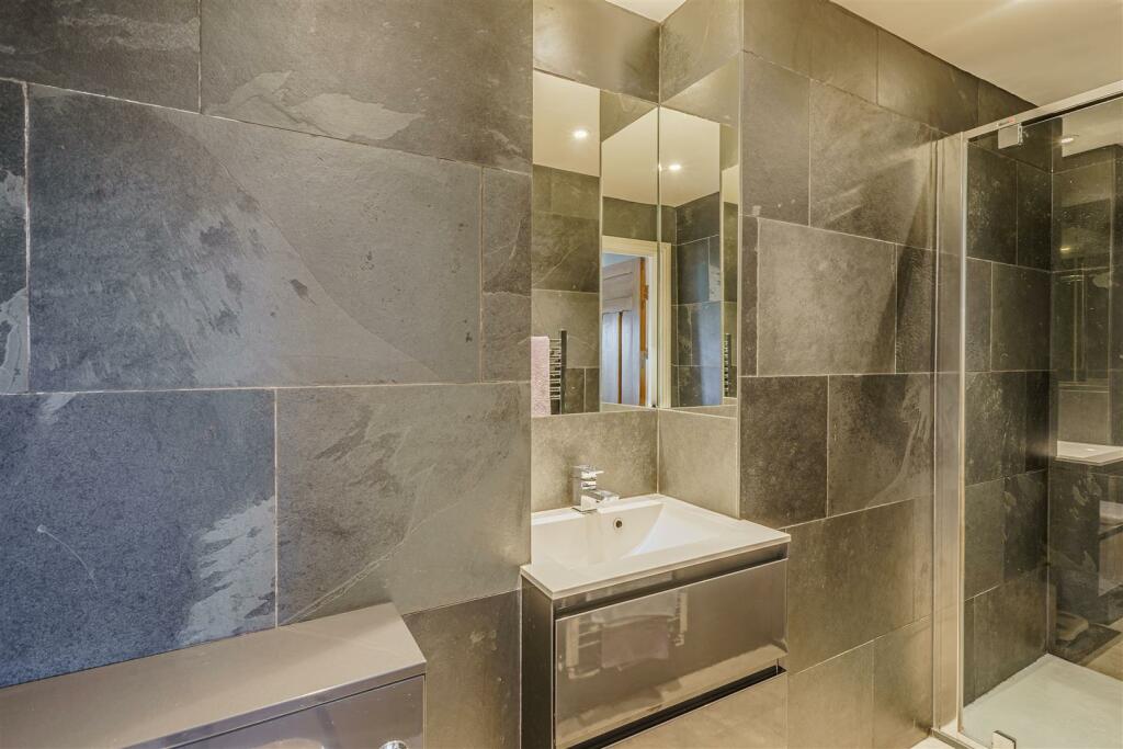 Primary En-Suite