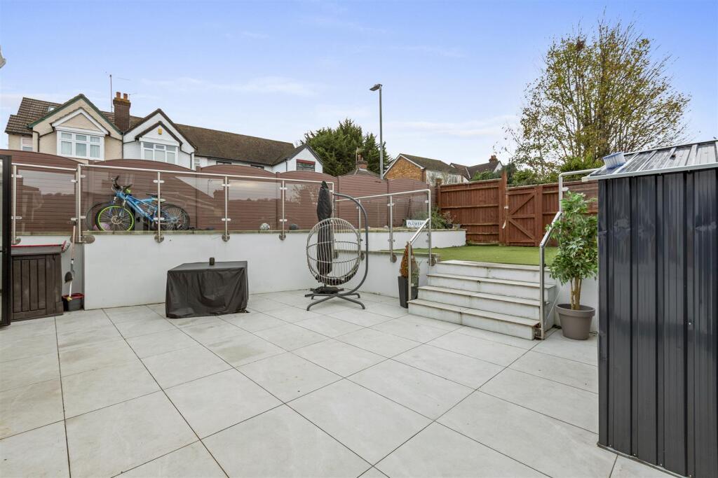 40 Rosebery Ave, HP13 7AL-3.jpg