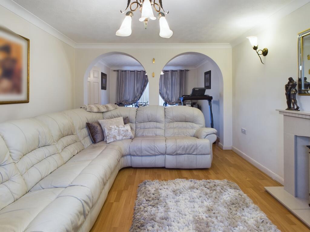 CAM02519G0-PR0203-STILL004