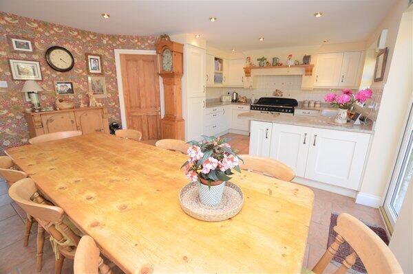 open plan dining/kitchen
