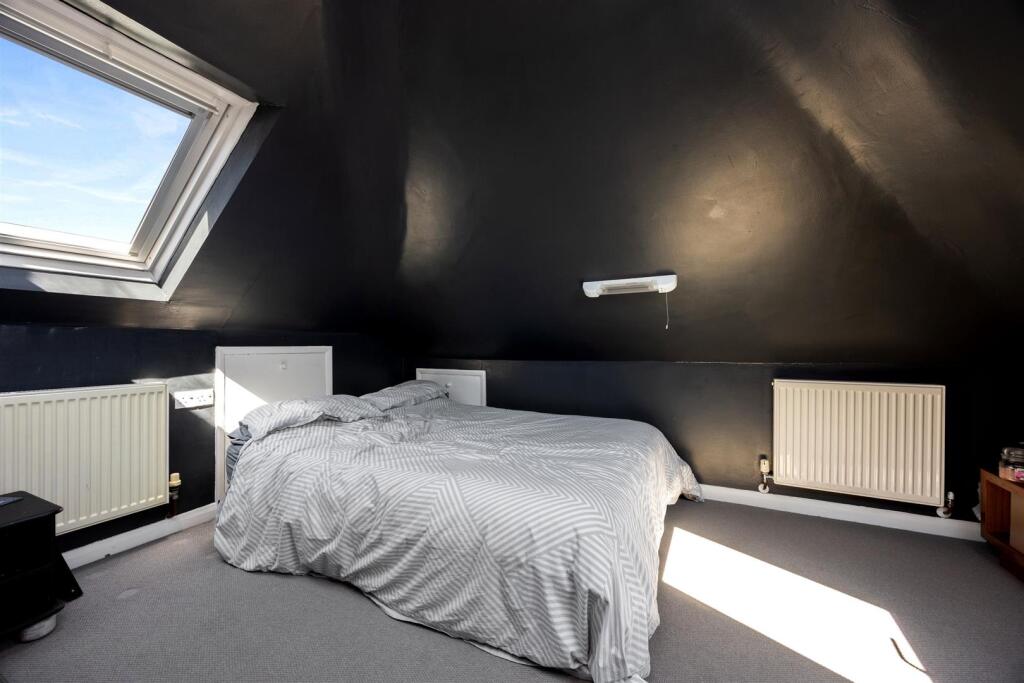 Drove Road 51 LOFT BEDROOM.jpeg