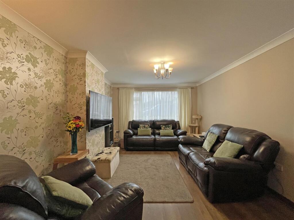 Moreton Ave 27 - Lounge Front.jpg