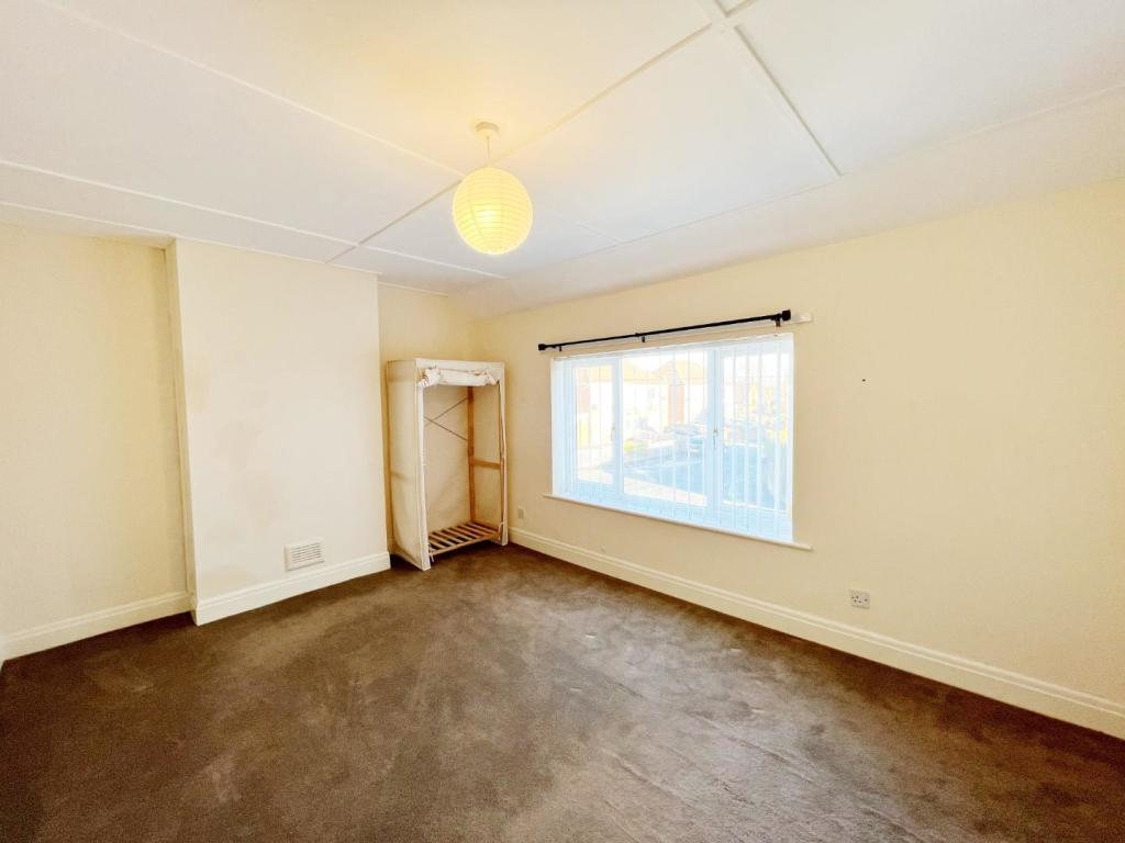 Bedroom 1 pic 1.jpg