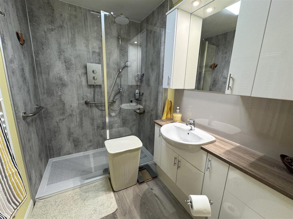 SHOWER ROOM.JPG