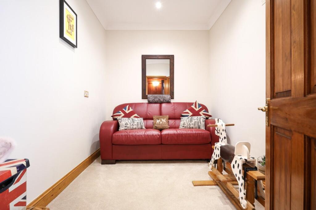 CHESTERFIELD ROAD 36 KT19 9QP (1).jpg